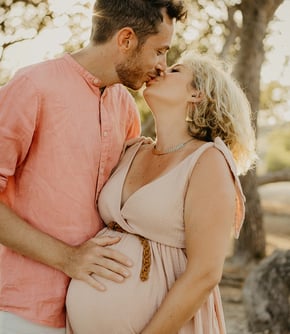 Photo de couple pendant une séance photo de grossesse