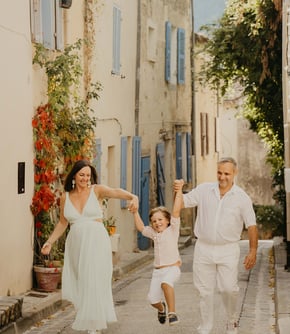 Famille qui s'amuse dans une ruelle d'un village provençale