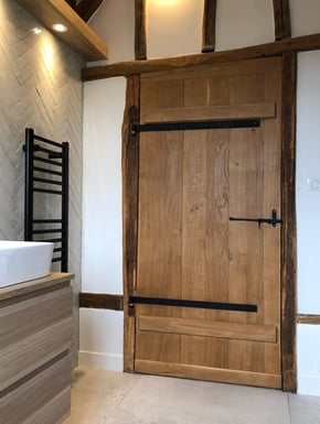 création salle de bain, rénovation porte bois, carrelage grand format, faïence bâtons rompus