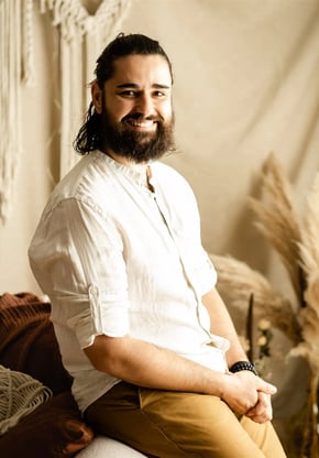 Thomas, photographe Papa Ours Photo, souriant – portrait professionnel dans le Gard