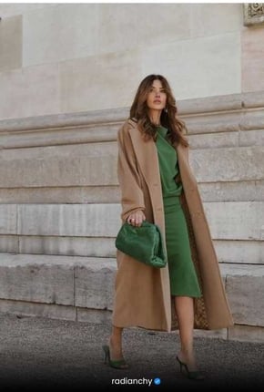 LOOK ELEGANTE COM SOBRETUDO E VESTIDO
