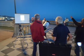 Preparazione per la diretta degli oggetti astronomici su grande schermo.