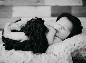 Bébé en studio en noir et blanc