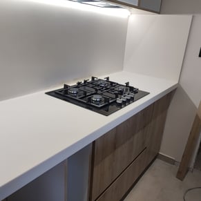 ΠΑΓΚΟΣ ΚΟΥΖΙΝΑΣ CORIAN ΜΕ ΕΣΤΙΕΣ ΥΓΡΑΕΡΙΟΥ