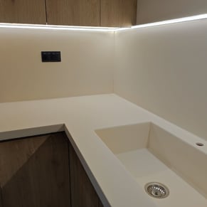 ΠΑΓΚΟΣ ΚΟΥΖΙΝΑΣ ΜΕ ΠΛΑΤΗ 60CM SOLID SURFACES VANILLA
