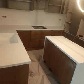 ΠΑΓΚΟΣ ΚΟΥΖΙΝΑΣ SOLID SURFACES ΜΕ ΝΗΣΙΔΑ