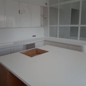 ΠΑΓΚΟΙ ΚΟΥΖΙΝΑΣ ΜΕ ΚΑΜΠΥΛΕΣ SOLID SURFACES