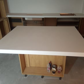 ΠΑΓΚΟΣ ΚΟΥΖΙΝΑΣ ΜΕ ΝΗΣΙΔΑ SOLID SURFACES