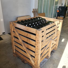 Palette en bois chargée complétement de bouteilles de Champagne La Bulle du Bassin