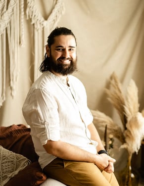 Portrait souriant de Thomas, photographe naissance Gard Papa Ours Photo