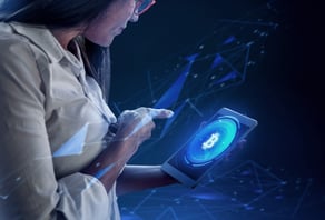 Mulher visualiza investimento no tablet