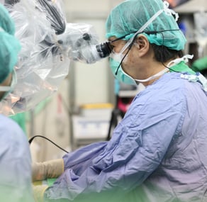 Dr. Wen realizando uma cirurgia demonstrativa no cérebro para neurocirurgiões em Taiwan.