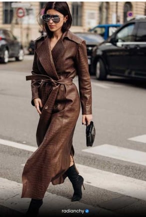 LOOK ELEGANTE COM SOBRETUDO DE COURO 