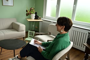 Photo de la psychologue Marie Legrand dans son cabinet