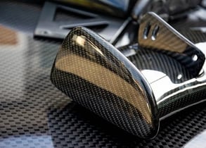 Accessori per auto realizzati in fibra di carbonio