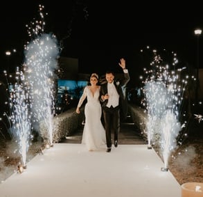 Pareja de novios entrando a la fiesta de su boda - Mejor fotógrafo y de bodas en Guadalajara México