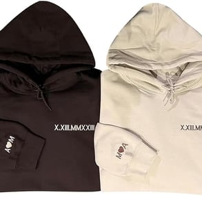 Personnalisez un sweat à capuche exclusif avec des chiffres romains pour une date spéciale, un cœur 