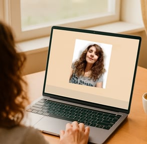una persona en sesion terapeutica online