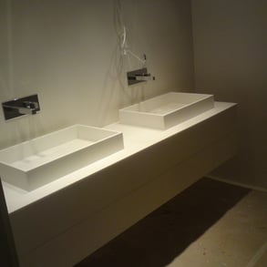 ΕΠΙΠΛΟ ΜΠΑΝΙΟΥ ΜΕ ΠΑΓΚΟ ΚΑΙ ΝΙΠΤΗΡΕΣ CORIAN