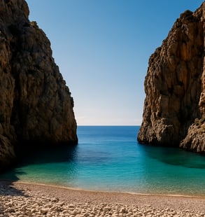 Cala secreta en Mallorca con aguas cristalinas rodeada de acantilados rocosos – Maiorca Unlocked.