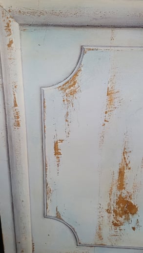 Panneau de bois et menuiserie peints en trompe-l'oeil, faux bois, faux relief, imitation patine.