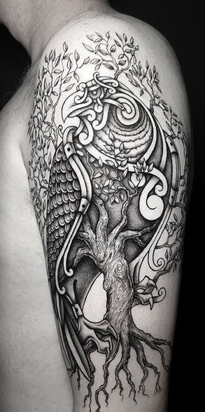 Tatouage épervier nordique viking. Nordic hawk tattoo.