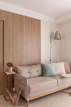 Divisória modulada em um design moderno e minimalista, sofá moderno e em tons neutros