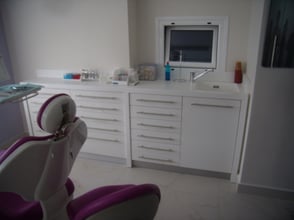 ΟΔΟΝΤΙΑΤΡΕΙΑ ΜΕ ΠΑΓΚΟΥΣ SOLID SURFACES