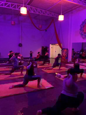 Práticas de Hatha yoga com espaço amplo