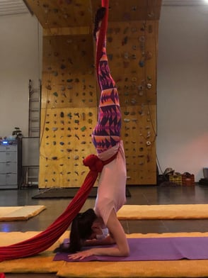 Vrishkasana o Escorpião com auxilio do tecido acrobático.