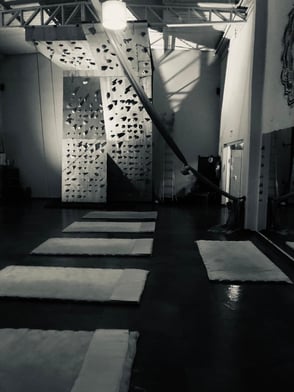 Nosso espaço conta com uma parede de escalada.