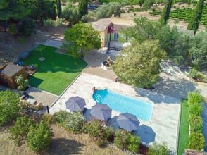 Grande Piscine à Cuers : Vue imprenable sur la campagne, aménagement paysager par i3deco.