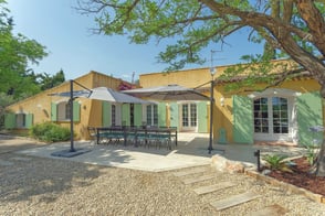 Terrasse ensoleillée villa Cuers : Mobilier de jardin élégant, création par architecte d'intérieur Var.