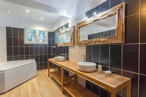 Villa Cuers : Salle de bain design avec douche à l'italienne, rénovation par i3deco.