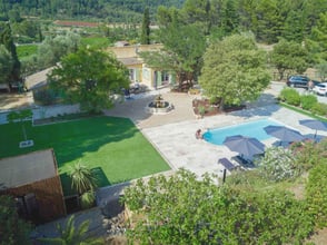 Aménagement paysager villa Cuers : Plantes méditerranéennes et gazon, création espace vert Var.