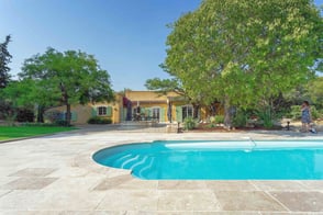 Piscine villa Cuers : Détail des transats et parasols, ambiance détente, création i3deco.