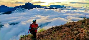 Hình ảnh chàng trai ngầu chụp với biển mây đỉnh núi Lảo Thẩn của A Hờ Tour & Homestay