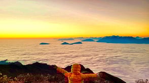 Hình ảnh một bạn chụp trước biển mây hoàng hôn đỉnh núi Lảo Thẩn với A Hờ Tour & Homestay