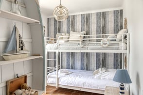 La chambre Neptune qui dispose de 2 lits superposés est idéale pour les enfants ou ados