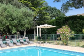 La piscine de l'Enclos du Soleil le Vent est grande et dispose d'un pool house avec transats pour se relaxer