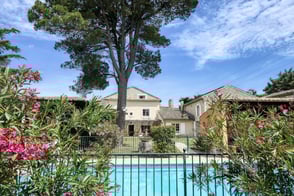 La piscine du mas de l'Enclos du Soleil le Vent dispose d'une grande piscine et d'un pool house
