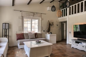 Le salon du mas de l'Enclos du Soleil le Vent dispose d'un grand salon pour 16 personnes