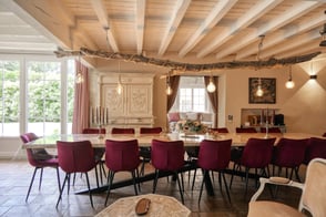 La salle à manger de l'Enclos du Soleil le Vent est authentique et dispose d'une grande table pour 16 personnes