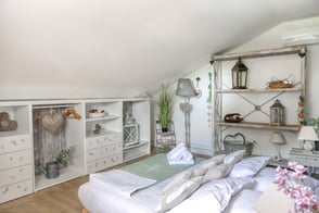 La chambre Sylvanus dispose d'un grand lit campagnard et d'un bureau