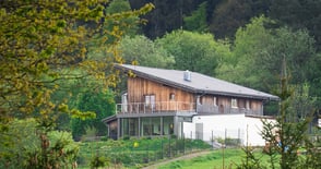 Une magnifique maison en bois dans un grand jardin, paisible nature