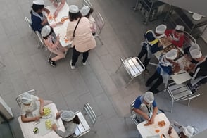 Un groupe sous la supervision de l'Institutrice et des Parents
