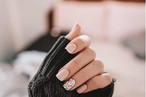 Ongles en gel avec strass.