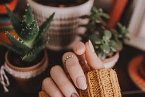 ongles en gel naturels, discrets, sobres.