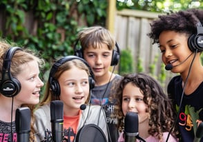 des enfants s'amusent et s'instruisent autour d'un ateliers loisirs découverte radio journaliste