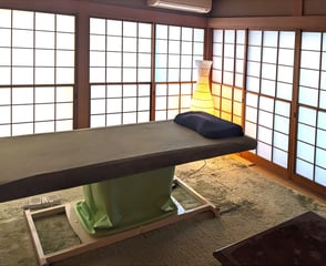 リラックスできる空間で行う骨盤ケア整体の施術室